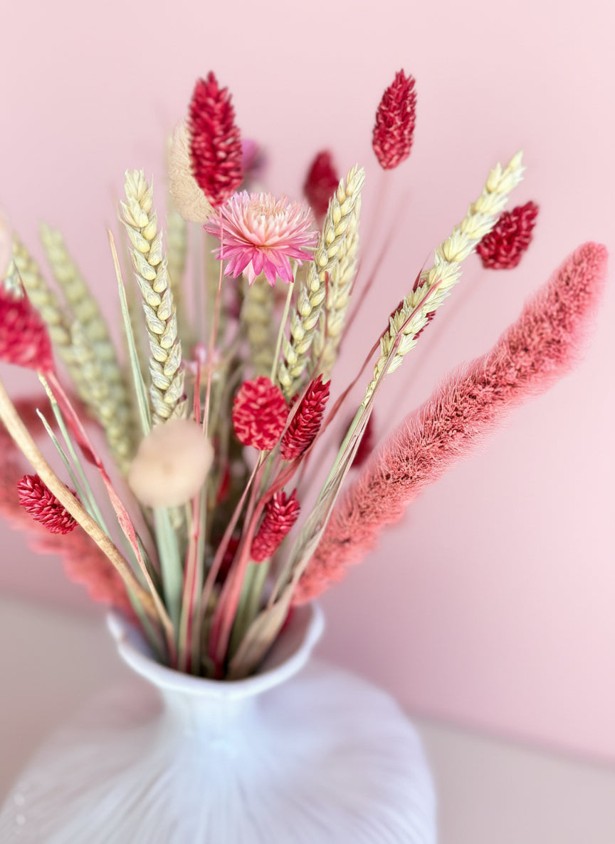 torkade blommor i rosa och röda toner